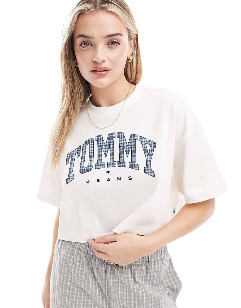 

Tommy Jeans – белая укороченная футболка оверсайз с логотипом в клетку