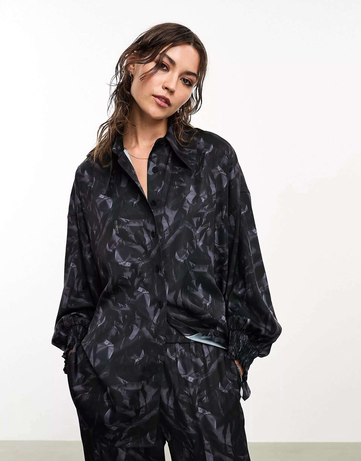 

Эксклюзивная черная атласная рубашка Charli AllSaints x ASOS