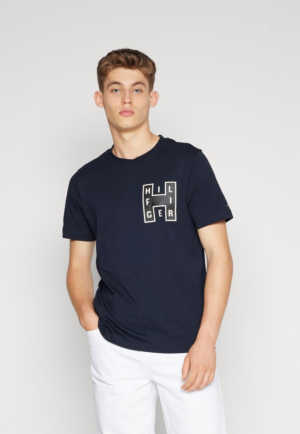 

Футболка с принтом ФУТБОЛКА VARSITY Tommy Hilfiger, небо пустыни