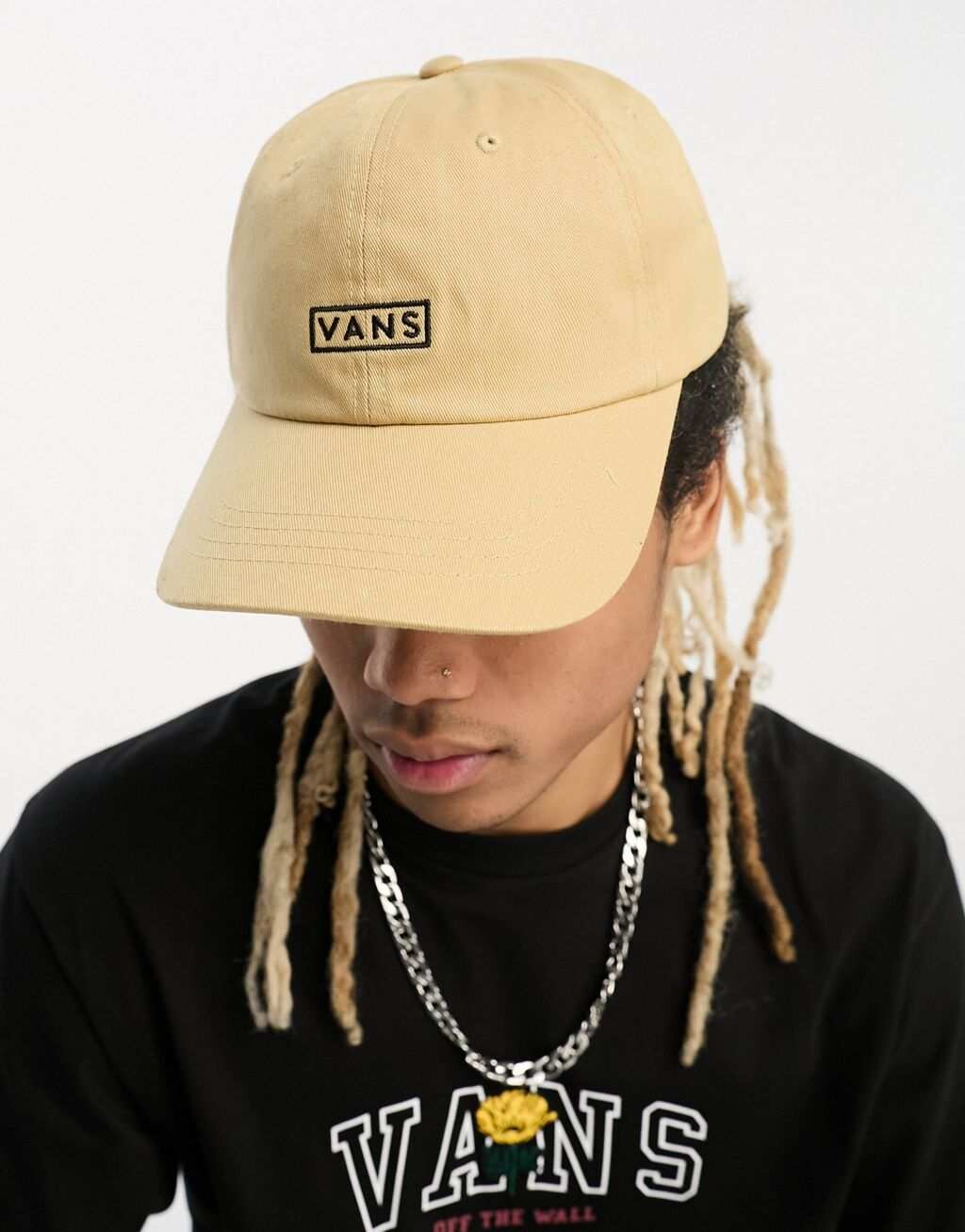 

Бежевая изогнутая кепка Vans