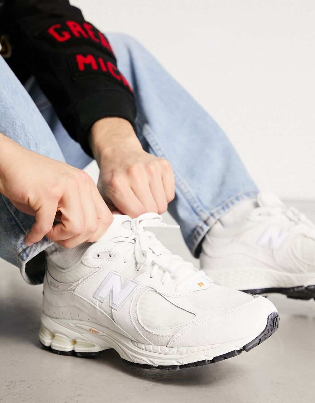 

Белые кроссовки New Balance 2002