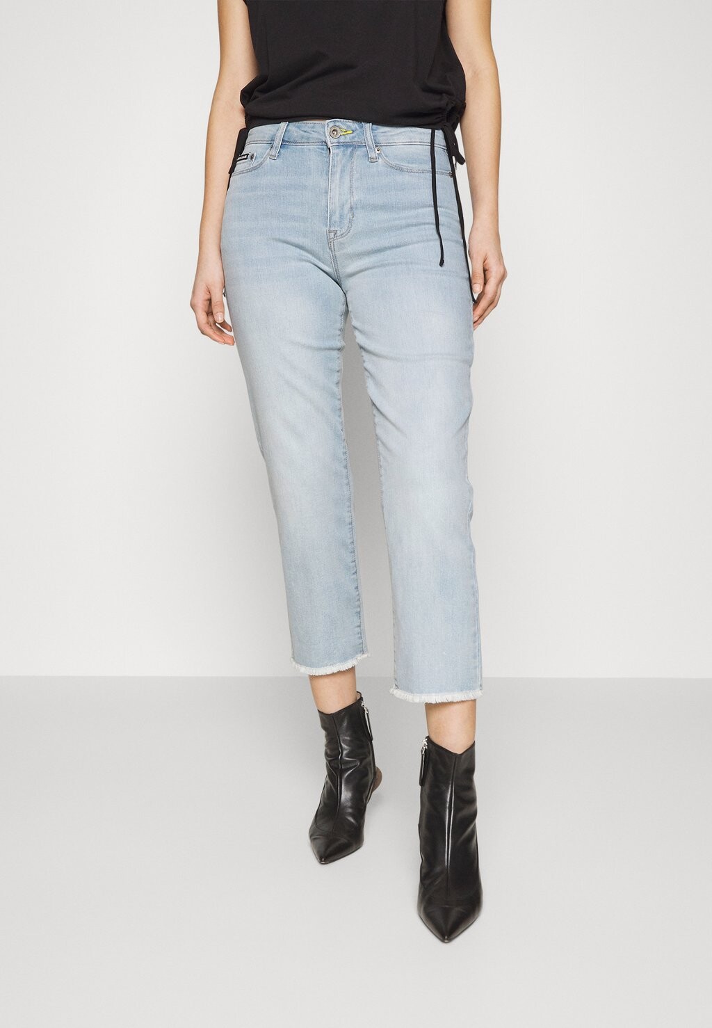 

Джинсы прямого кроя DKNY