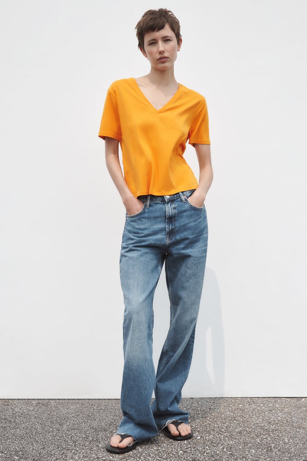 

Базовая футболка с v-образным вырезом ZARA, оранжевый