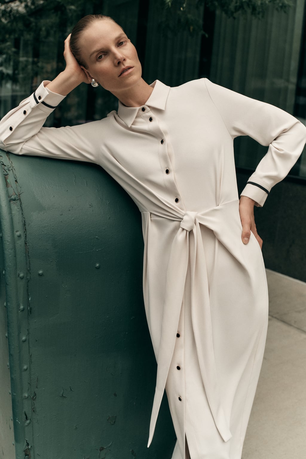 

Платье миди с вырезом ZARA, экру