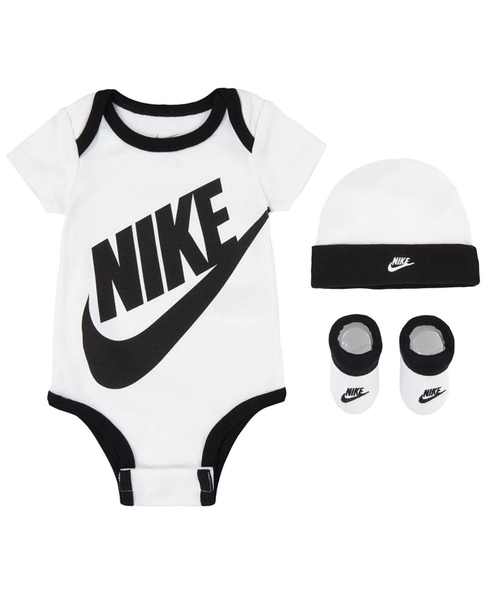цена Боди, шапочка и пинетки с логотипом Futura для мальчиков и девочек, подарочный набор из 3 предметов Nike, белый