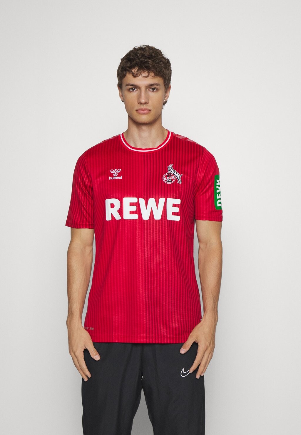 

Спортивная футболка Hummel