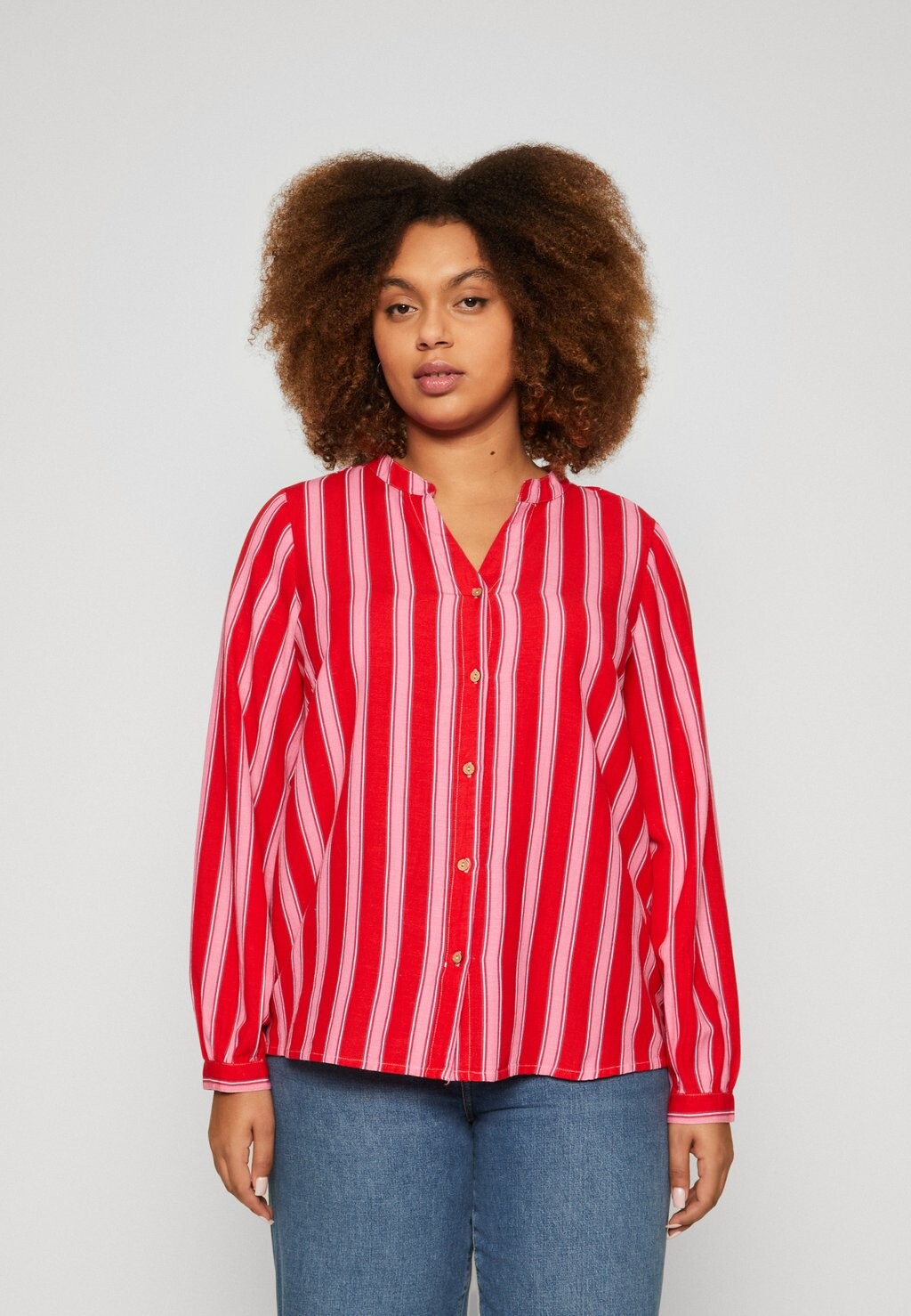 

Блузка CARBILLIE LIFE SHIRT ONLY Carmakoma, цвет flame scarlet