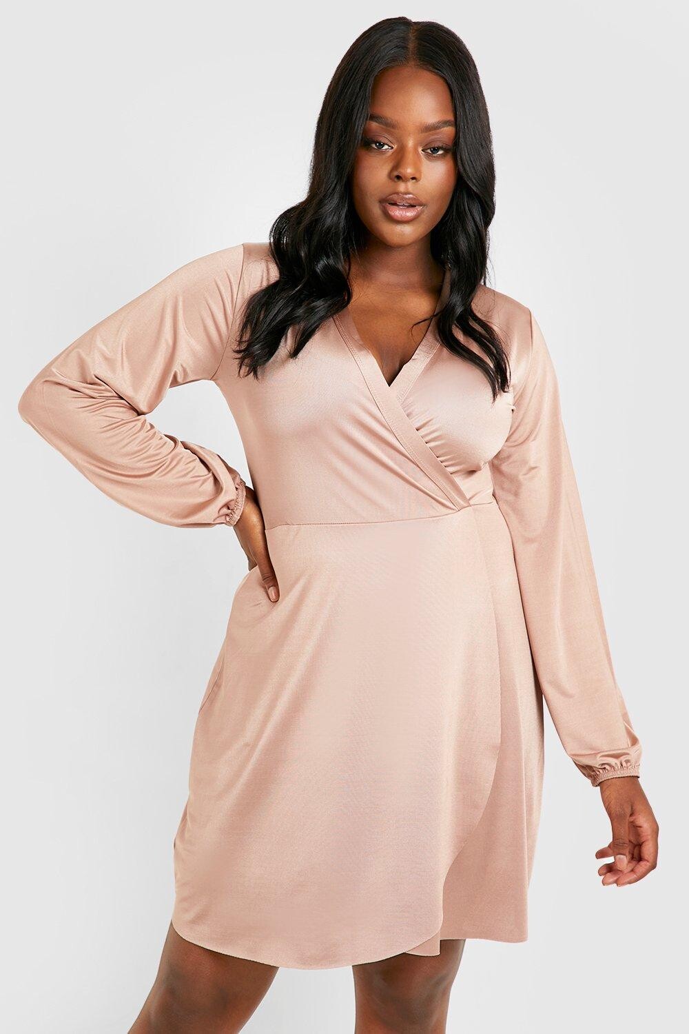 

Мини-платье plus с облиненными рубками и запахом Boohoo, серый