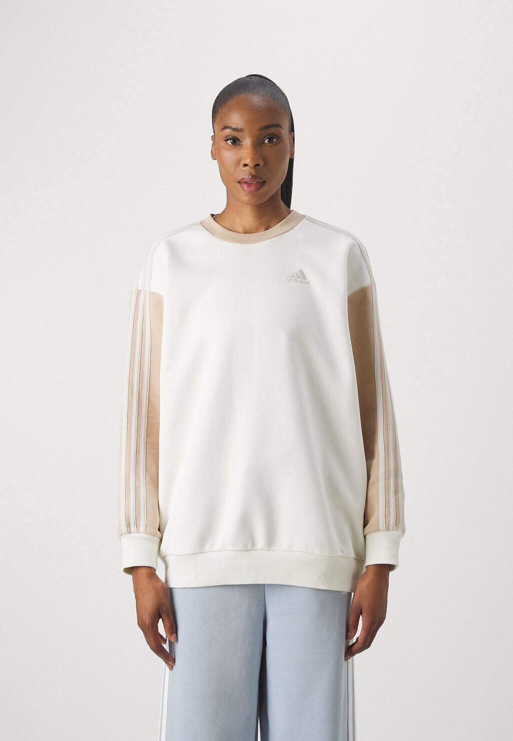

Толстовка ESSENTIALS 3 STRIPES OVERSIZED adidas Sportswear, цвет off white