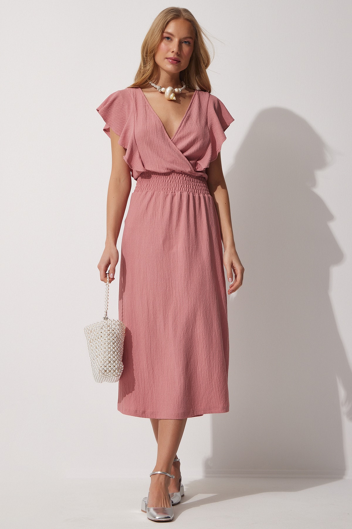 цена Женское трикотажное платье с воланами пыльной розы Happiness İstanbul, розовый