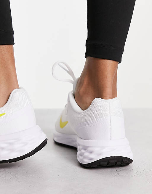 

Белые кроссовки Nike Running Revolution 6
