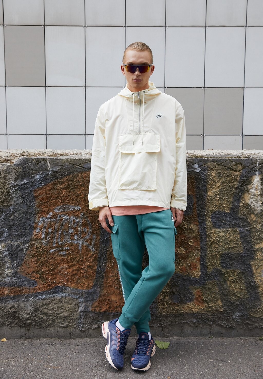 

Ветровка Nike ОБ АНОРАКЕ, цвет coconut milk/light crimson/off noir