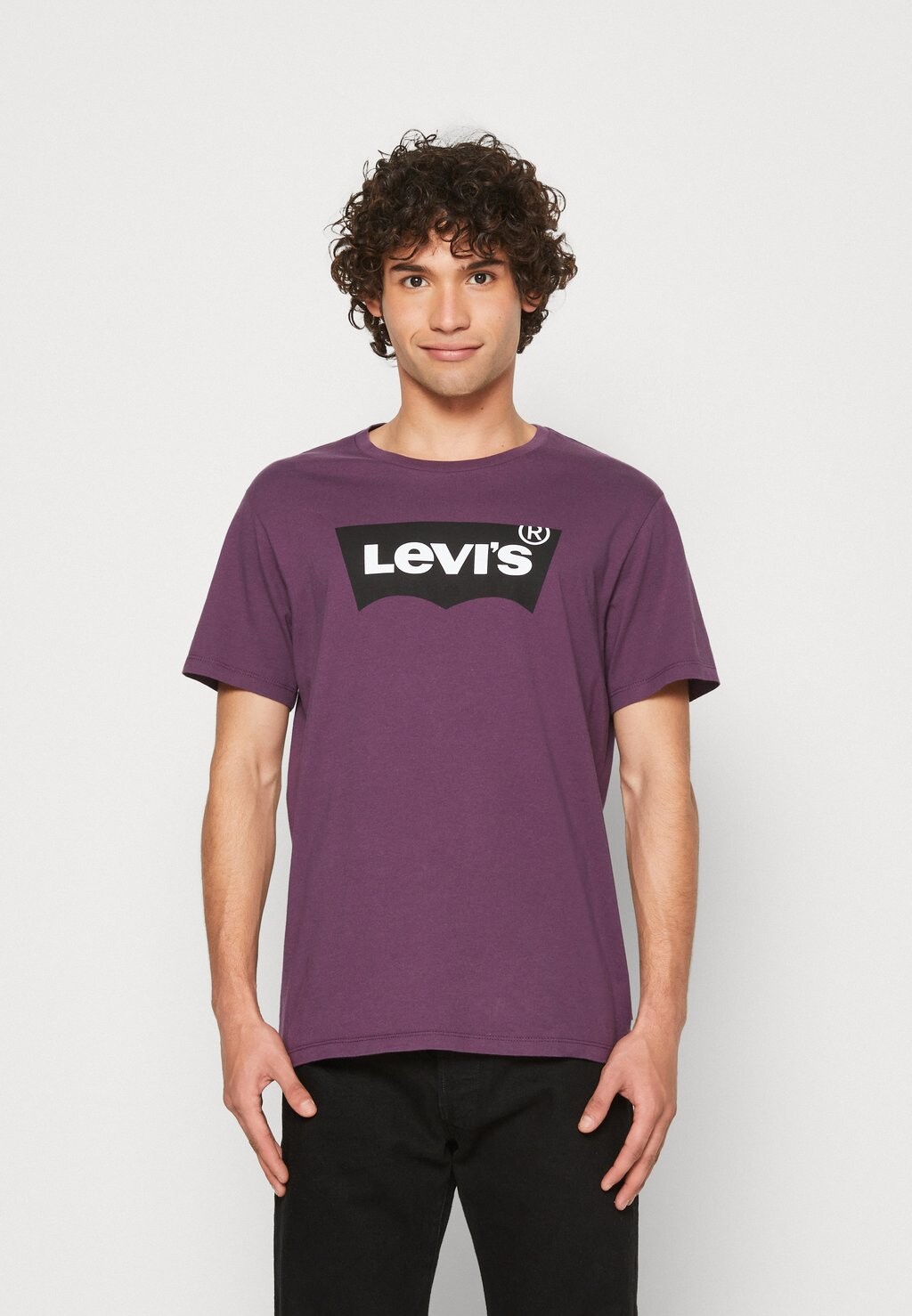 

Футболка с принтом Levi's, сиреневый