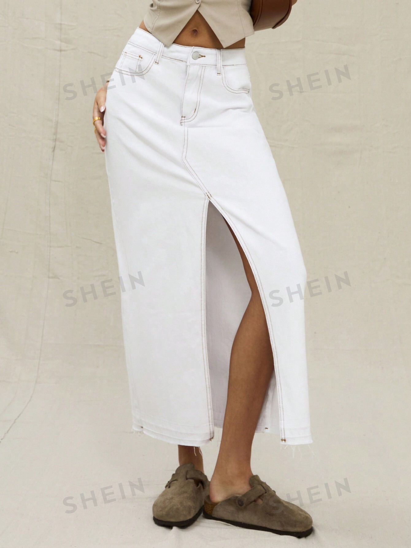 цена MUSERA Белое джинсовое платье макси с разрезом спереди, белый