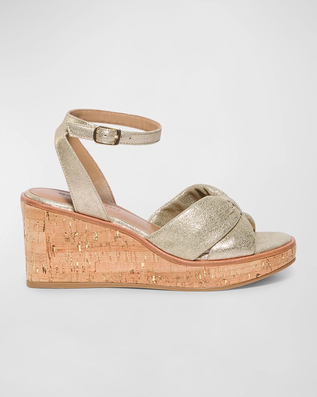 

Сандалии на танкетке из металлизированной пробковой замши Bernardo, цвет Champagne Tumbled Suede