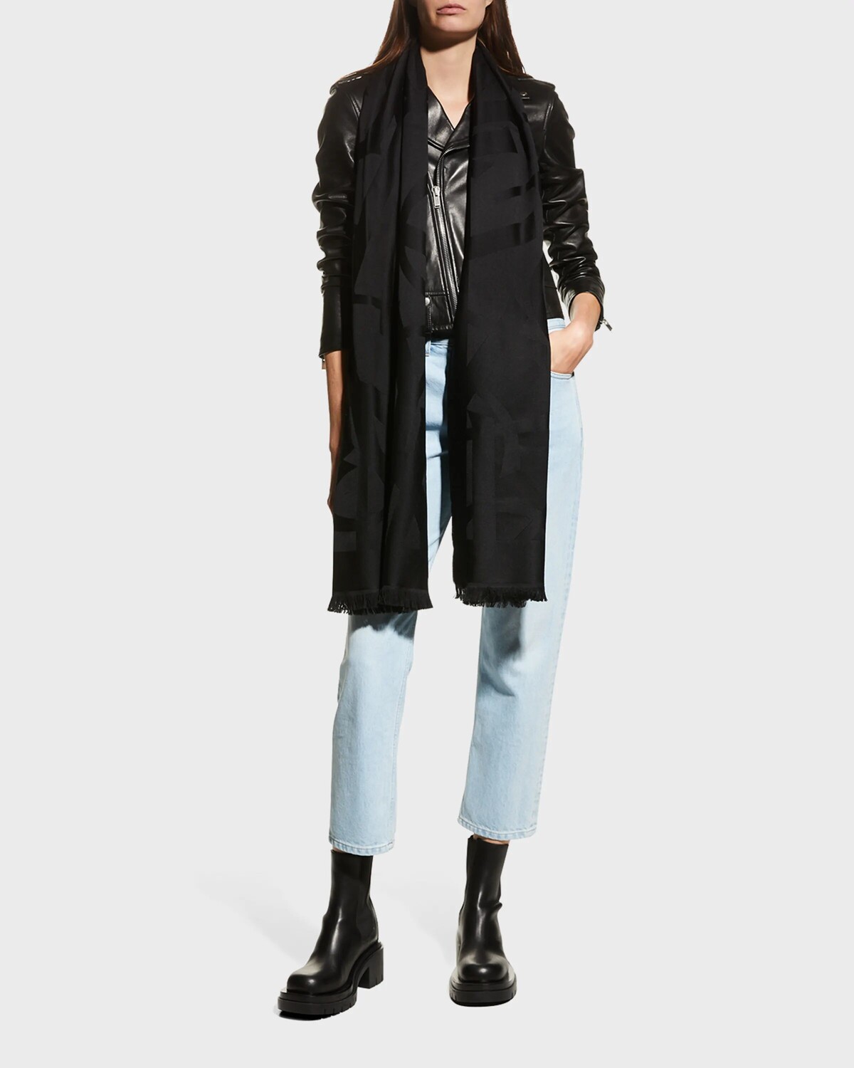 

Шерстяной шарф YSL в тон Saint Laurent, черный