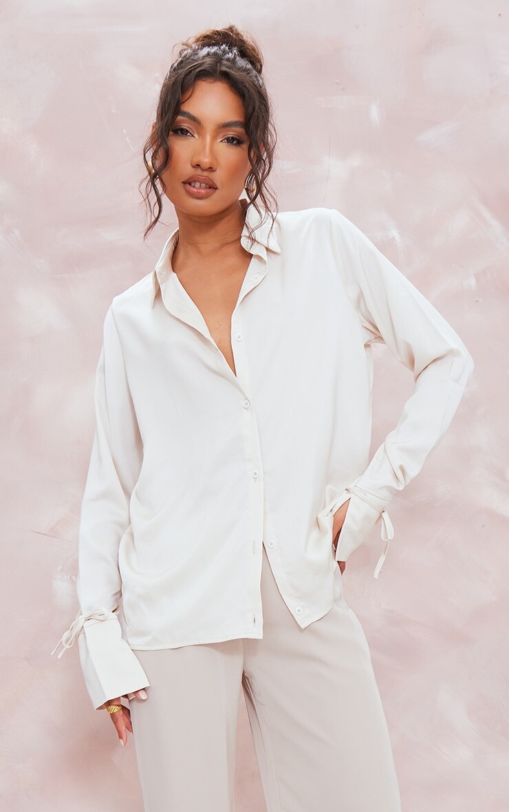 

PrettyLittleThing Кремовая атласная рубашка оверсайз с завязками на манжетах
