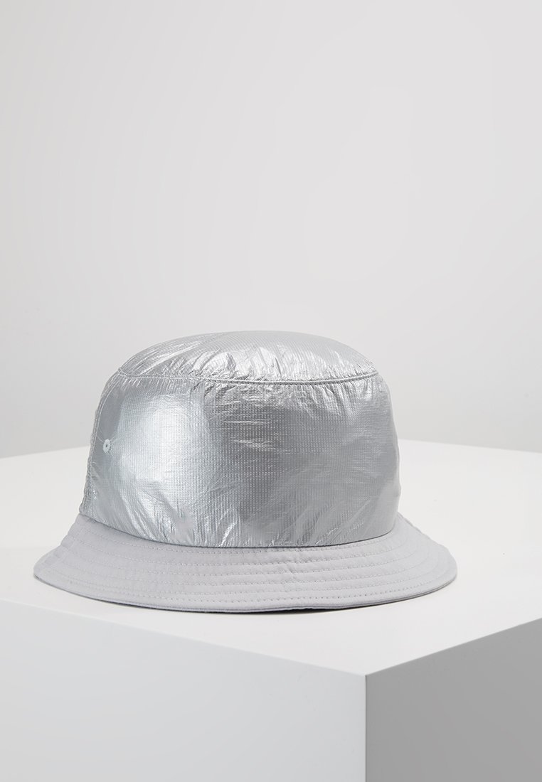 цена Панама BUCKET HAT Flexfit, цвет silver