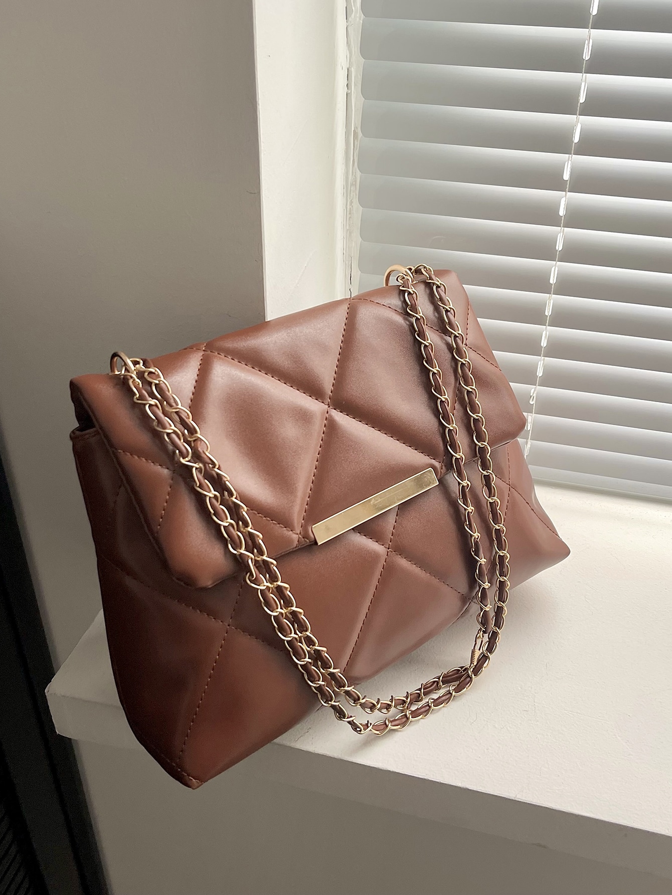 Квадратная сумка со стеганым узором и металлической цепочкой с клапаном, коричневый