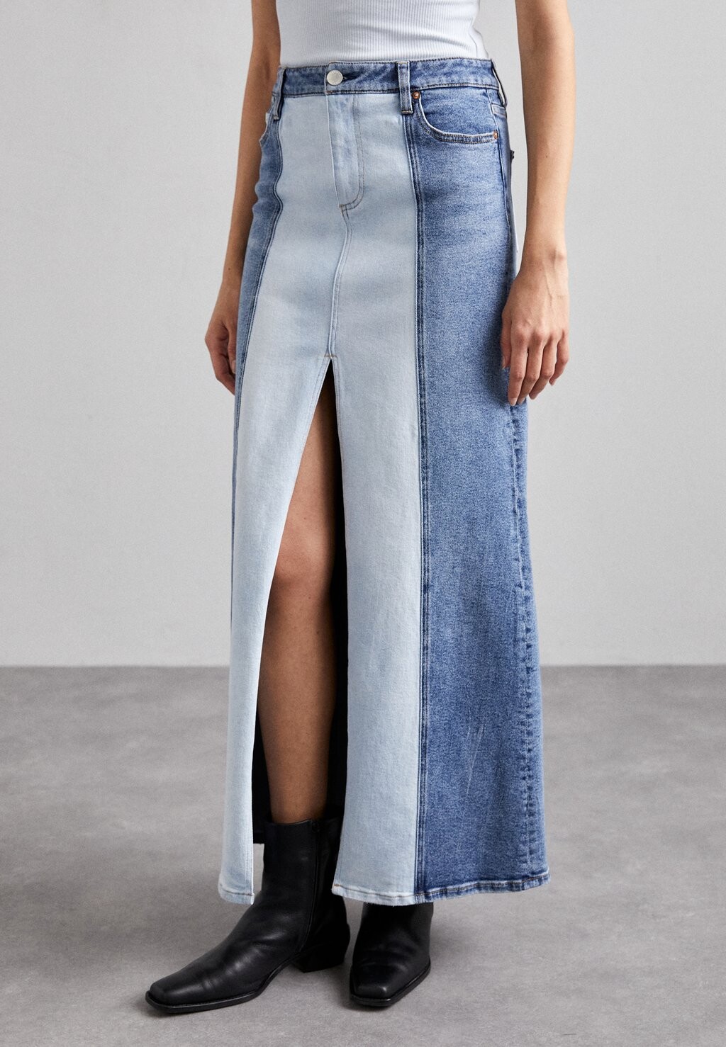 

Юбка макси RYE TWO TONE SLIT Alice + Olivia, цвет brooklyn blue