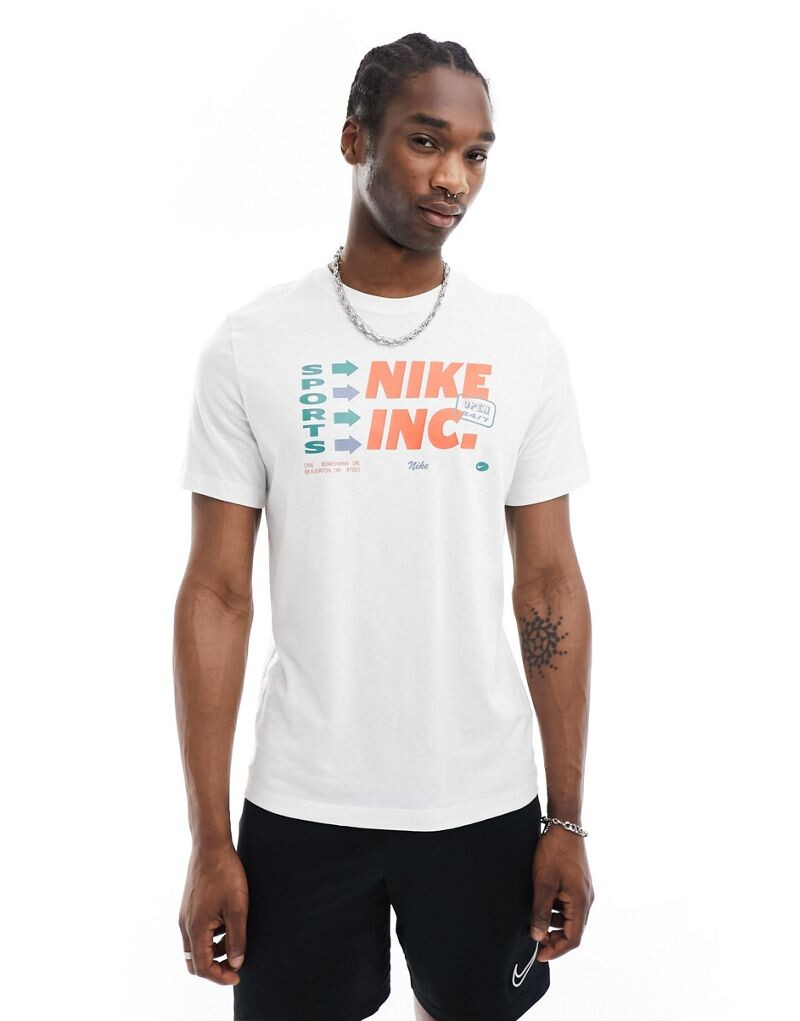 

Nike — Dri-FIT — белая футболка с графическим принтом