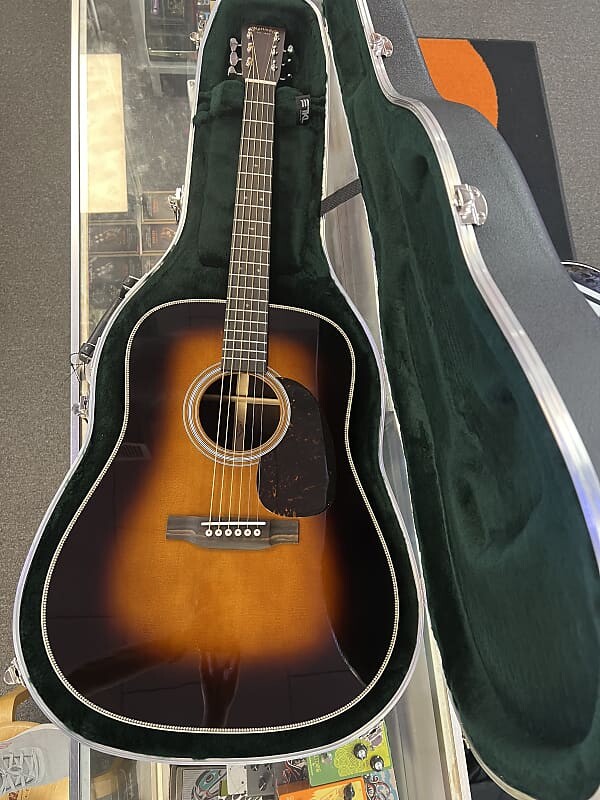 

Акустическая гитара Martin HD-28 Sunburst Acoustic Dreadnought with Case