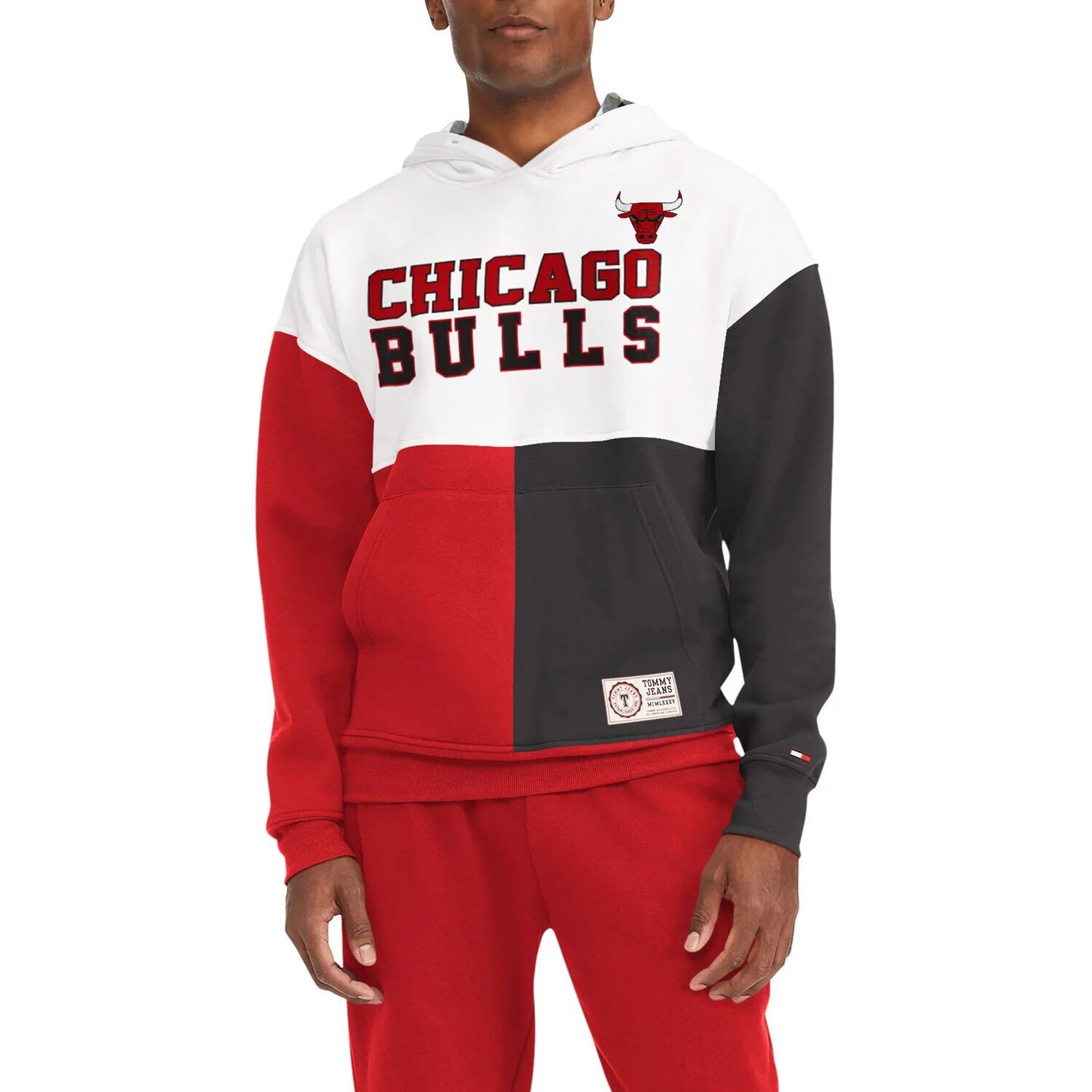 

Мужские джинсы Tommy Jeans белый/красный с капюшоном и пуловером Chicago Bulls Andrew Split