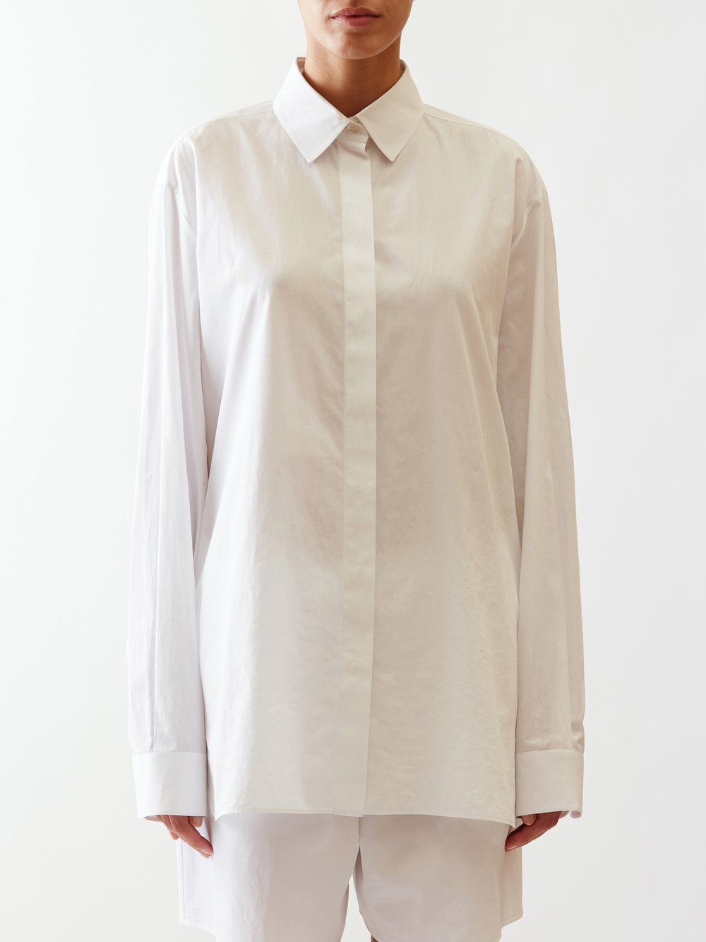 цена Рубашка derica из хлопкового поплина с потайными пуговицами The Row, белый