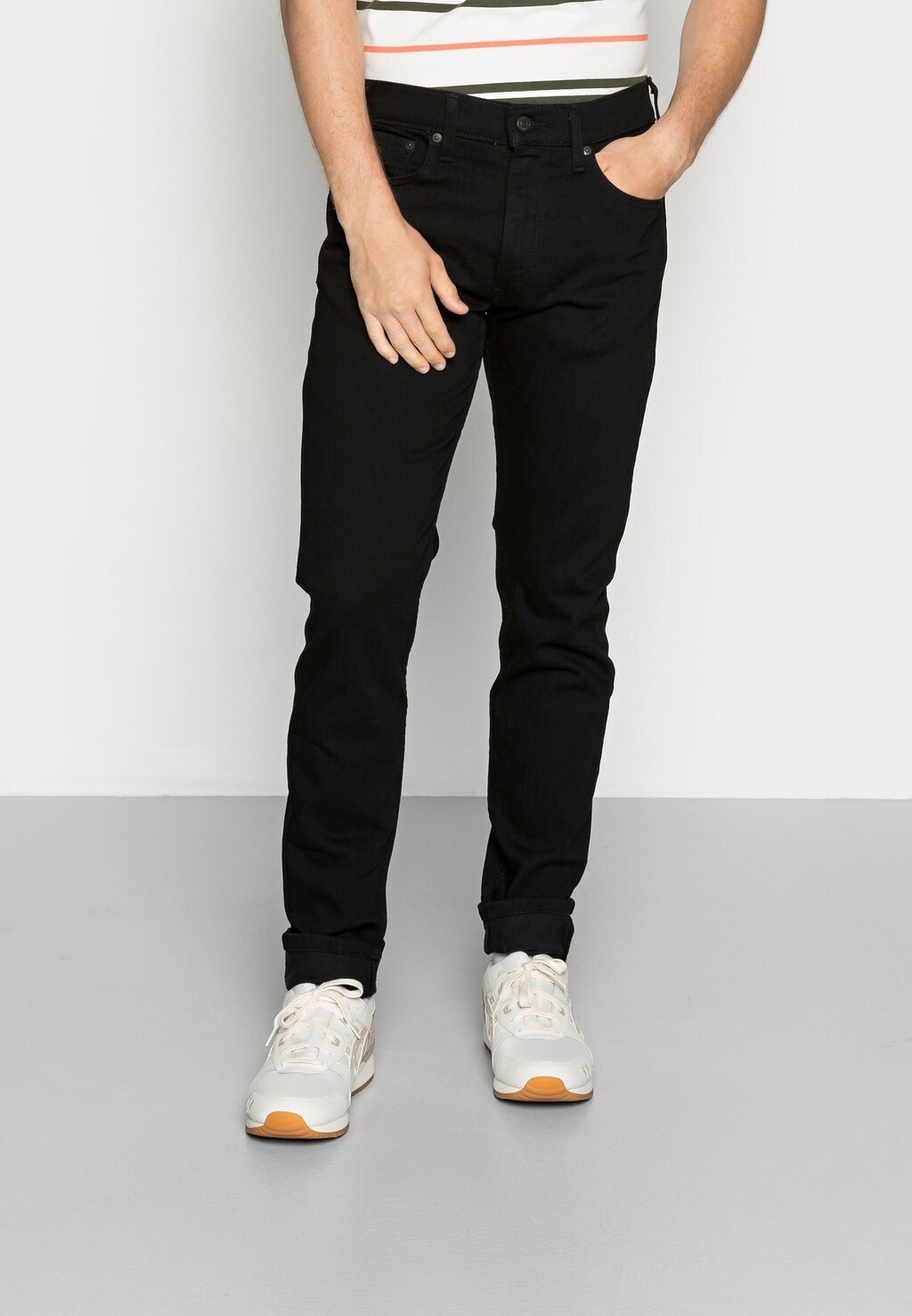 

Джинсы облегающего кроя Levi's