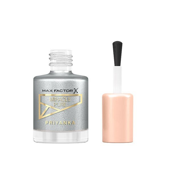 

Ногти Приянки Max Factor