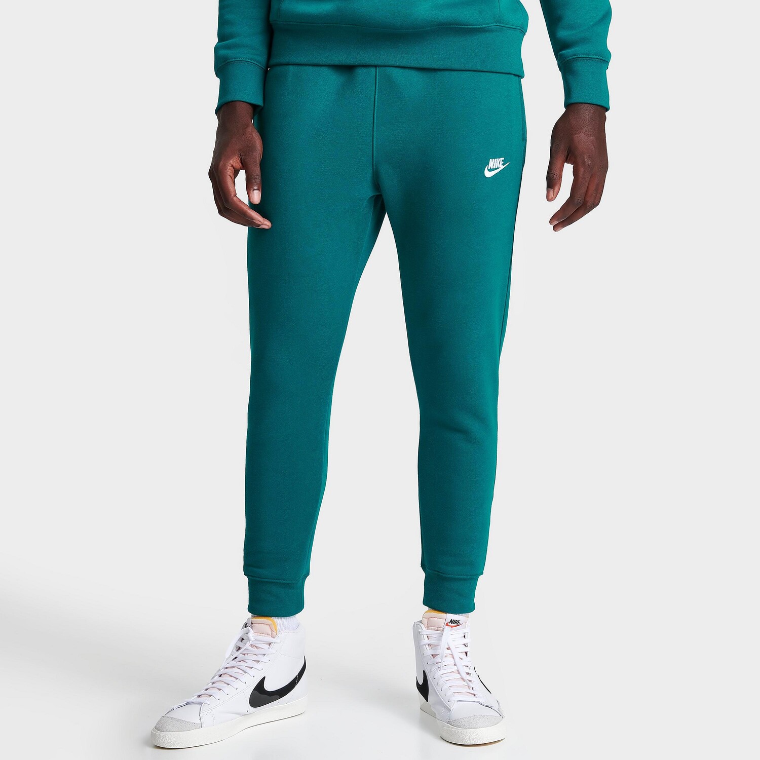 

Брюки-джоггеры с флисовыми манжетами Nike Sportswear Club, зеленый