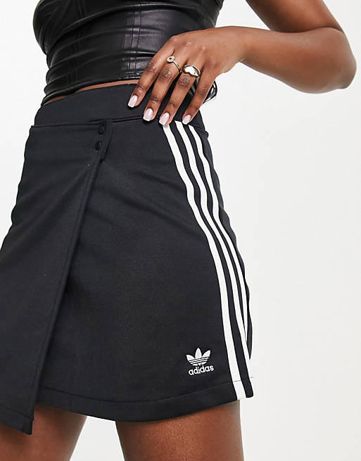цена Черная мини-юбка с запахом и тремя полосками adidas Originals adicolor