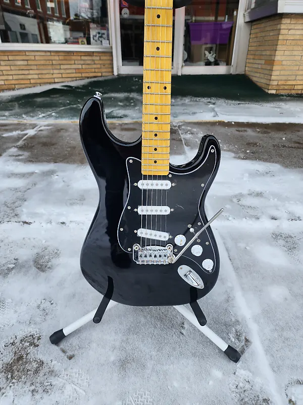 

Басс гитара G&L Tribute Series Legacy with Maple Fretboard Gloss Black