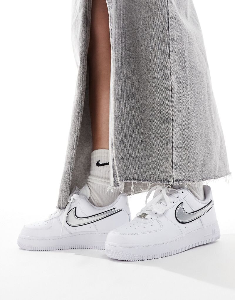 

Кроссовки Nike Air Force 1 '07 Essential в белом и серебристом металлике