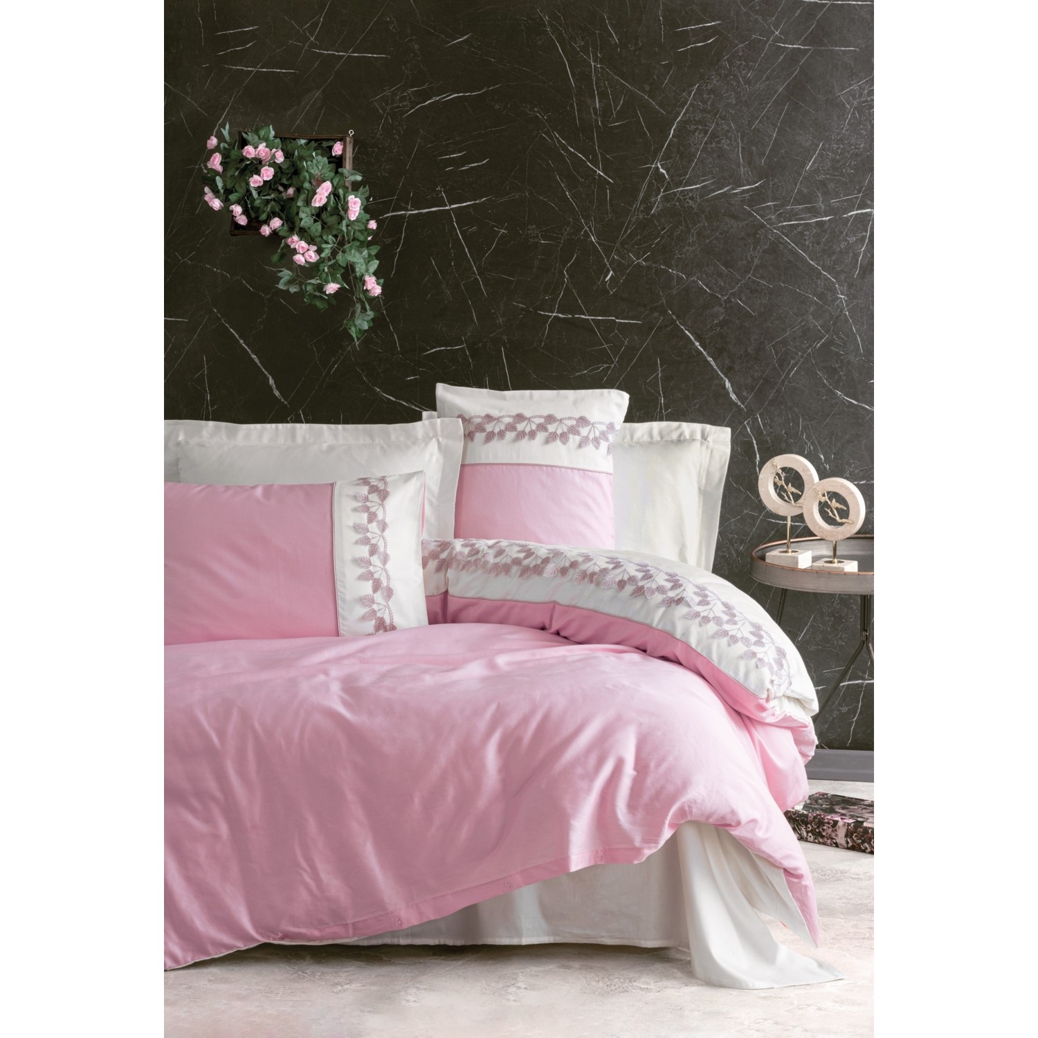 Комплект постельного белья из хлопкового атласа с вышивкой Niobe Pink