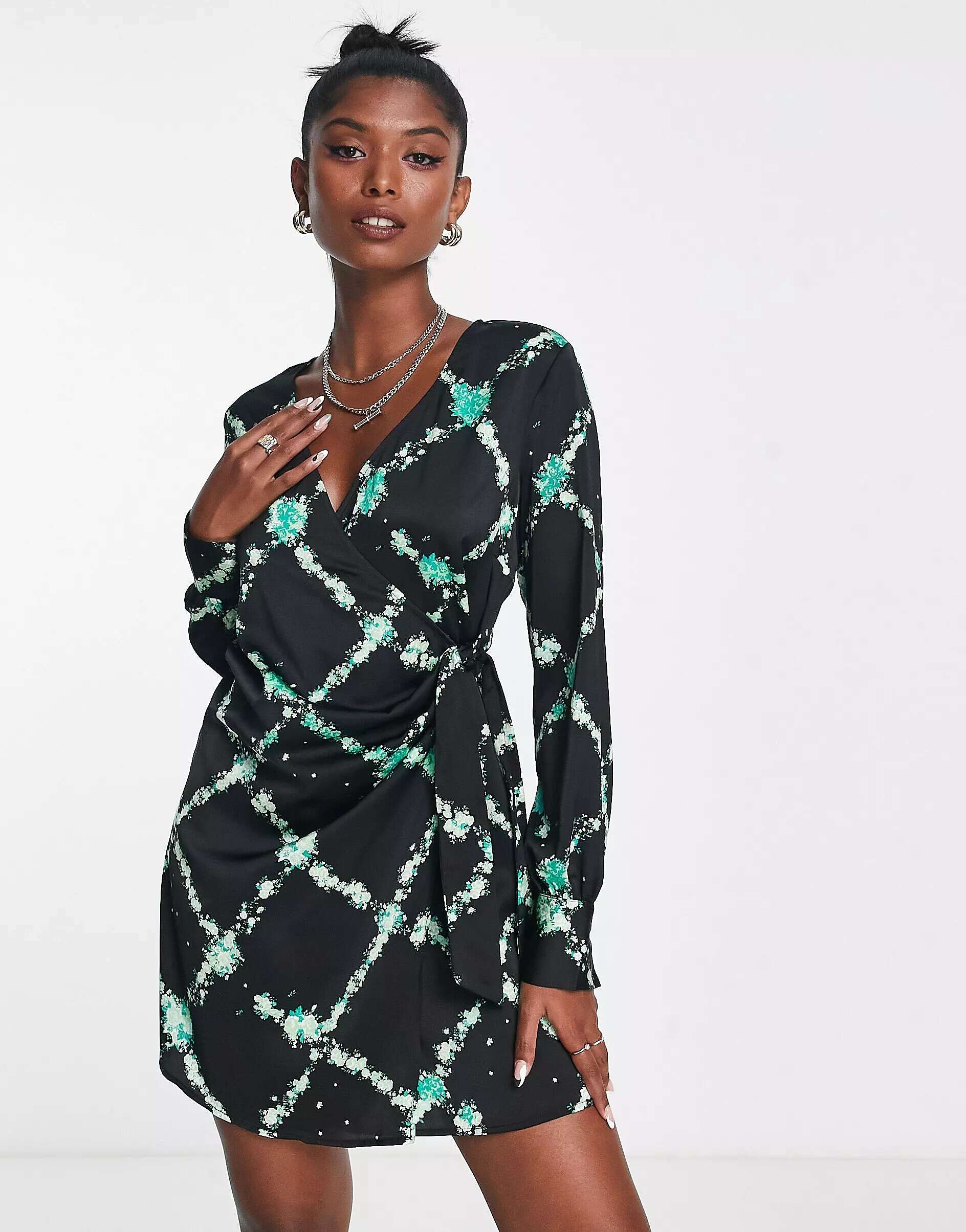 Атласное мини-платье с запахом Vero Moda зеленого цвета леопардовое мини платье с запахом vero moda