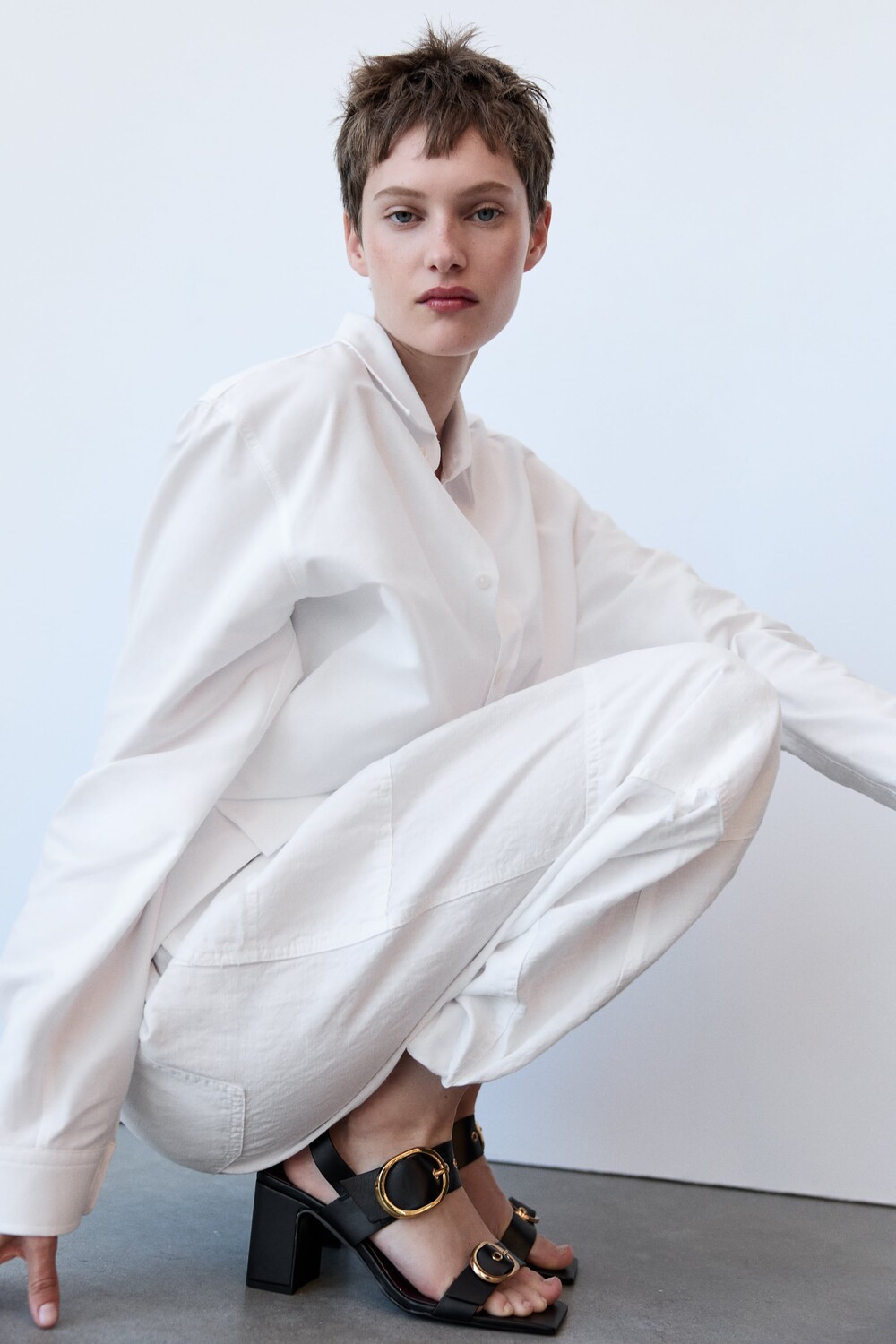 

Кожаные сандалии на блочном каблуке с пряжками Zara, черный