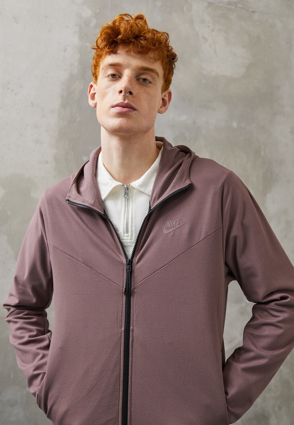

Спортивная куртка M TECH FZ LGHTTWHT Nike, сливовое затмение