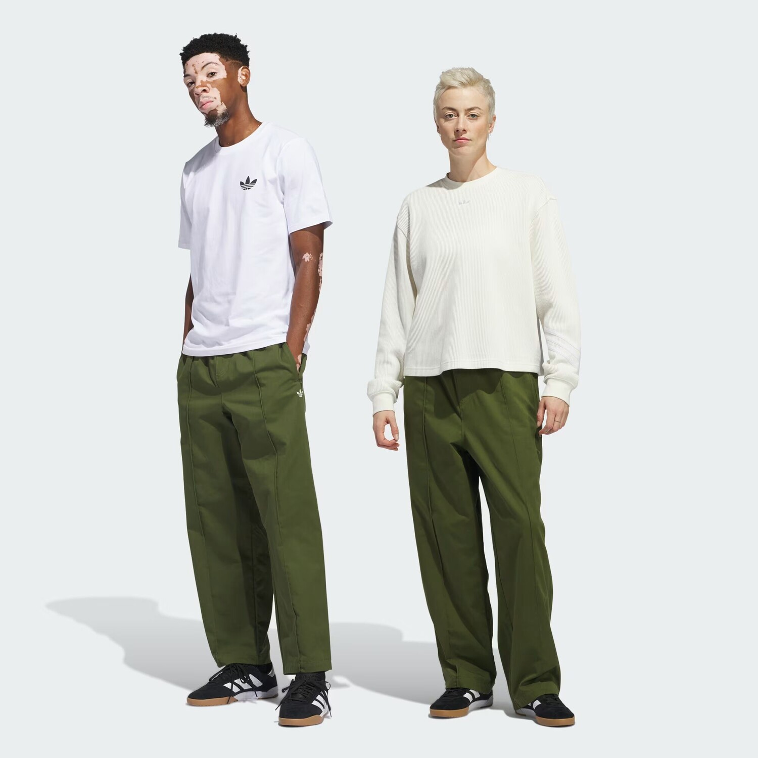 

Брюки с защипами (гендерно-нейтральные) Adidas, цвет Wild Pine/Putty Grey