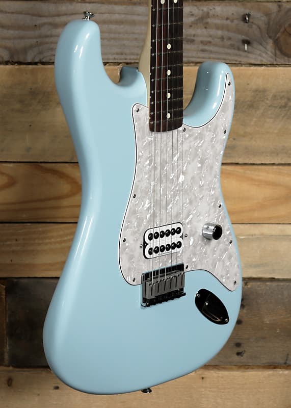 Электрогитара Fender Tom DeLonge Stratocaster Electric Guitar Daphne Blue w/ Gigbag