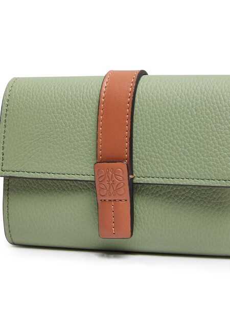 

Маленький вертикальный кошелек Loewe