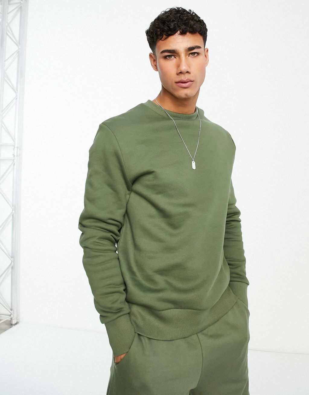 

Тяжелый свитшот цвета хаки ASOS DESIGN