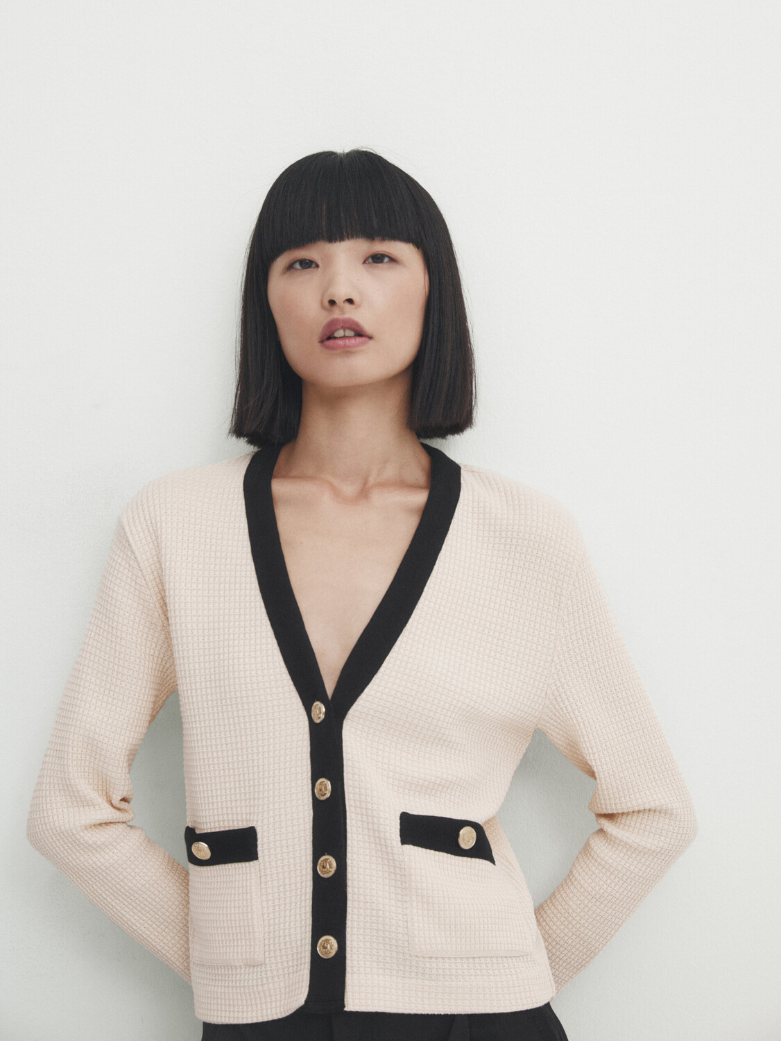 

Трикотажный кардиган с контрастным трикотажным вырезом и v-образным вырезом Massimo Dutti, кремовый, Бежевый