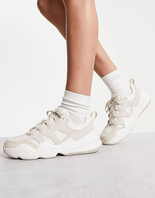 

Кроссовки Nike Tech Hera в фантомном и светло-коричневом цвете