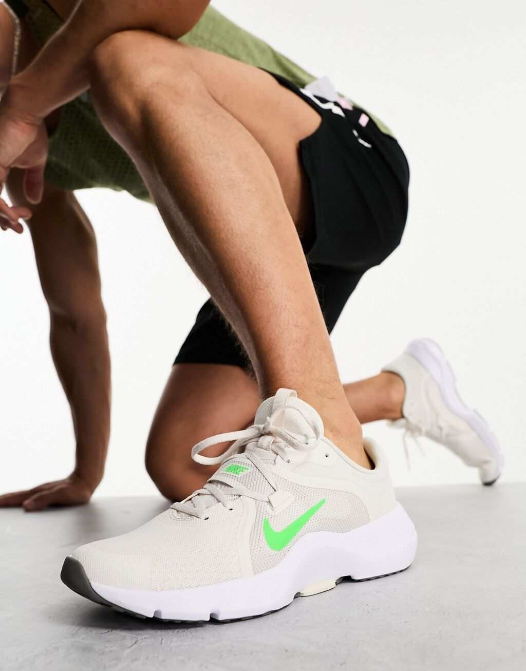 

Серые кроссовки Nike Training In-Season