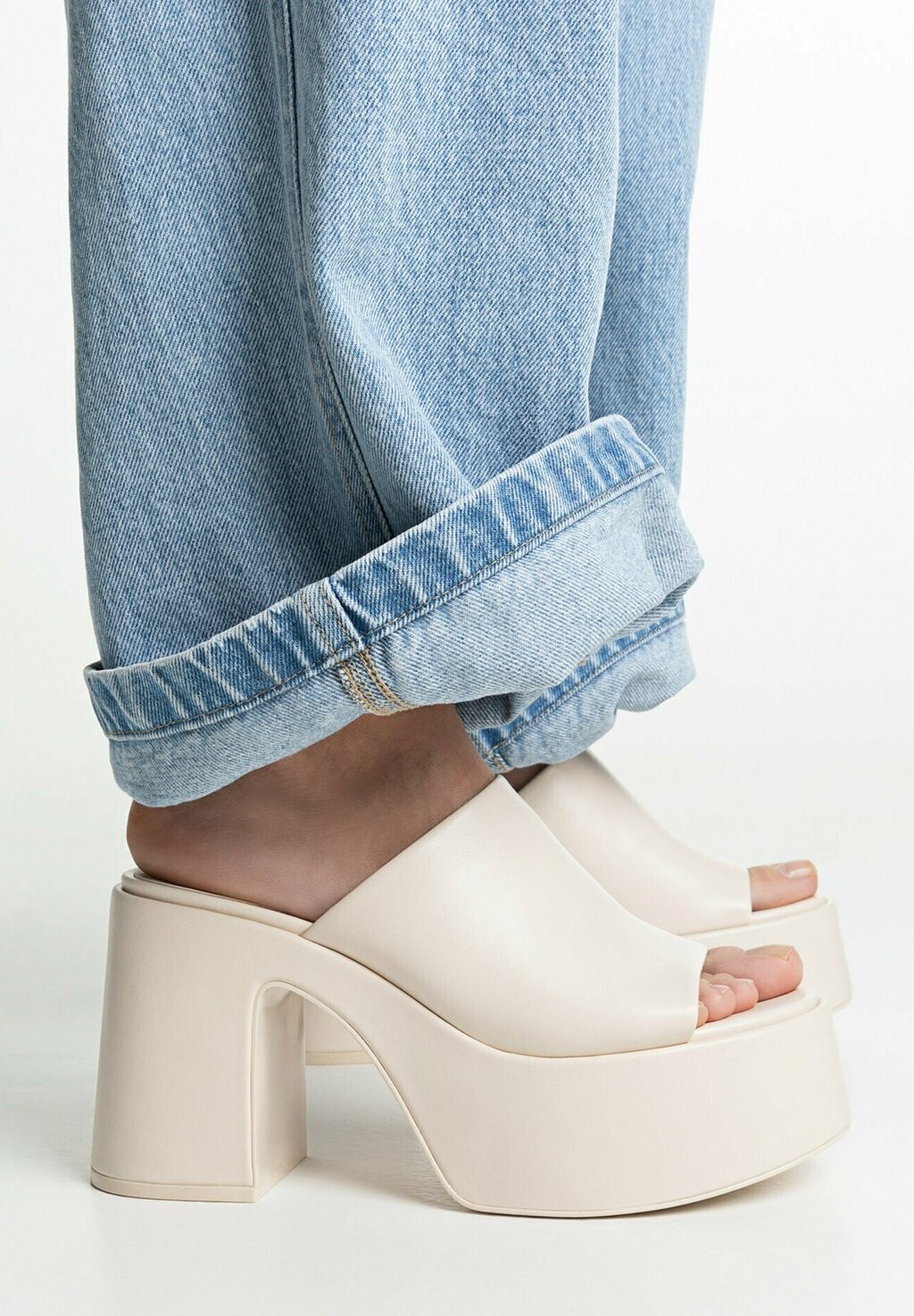 

Шлепанцы Stradivarius