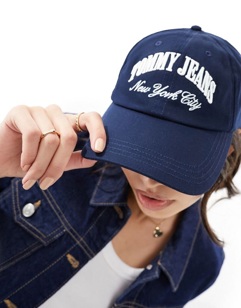 

Темно-синяя кепка с логотипом Tommy Hilfiger
