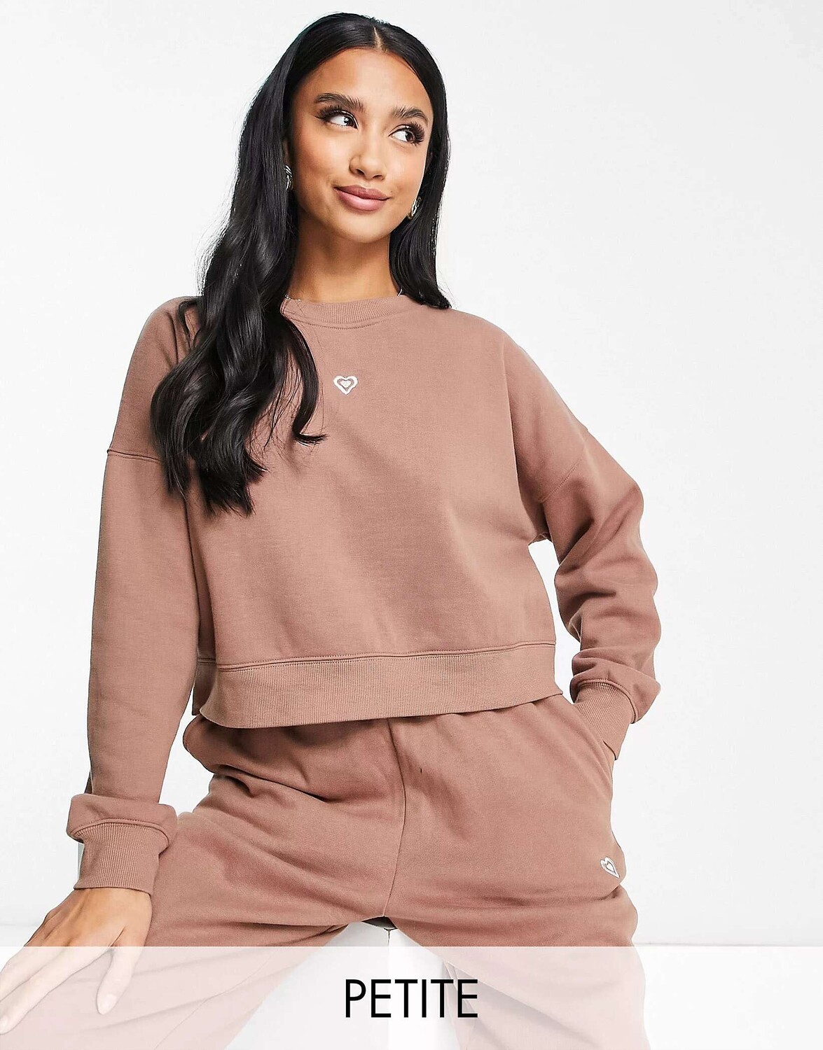 

Укороченный свитшот Miss Selfridge Petite цвета мокко с изображением сердца