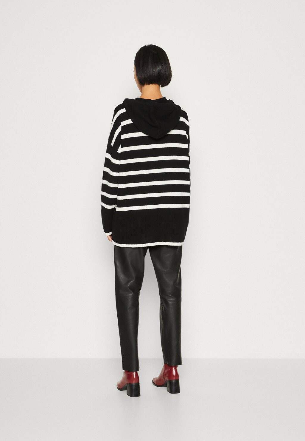 

Свитшот Esprit ДЛИННАЯ КАПЮШОНА, черный