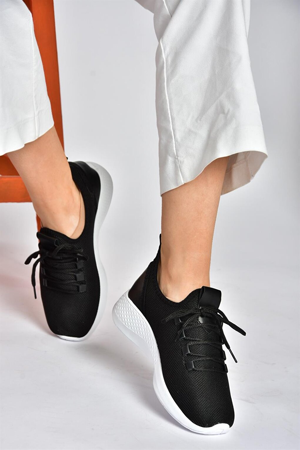 P239200804 Черно-белые женские кроссовки Fox Shoes рюкзак red fox step черно синий